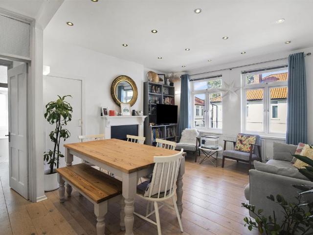 Apartment for rent in Strand-on-the-Green, Greater London