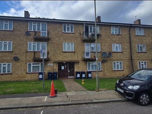 Apartment for rent in Broadfields, Greater London