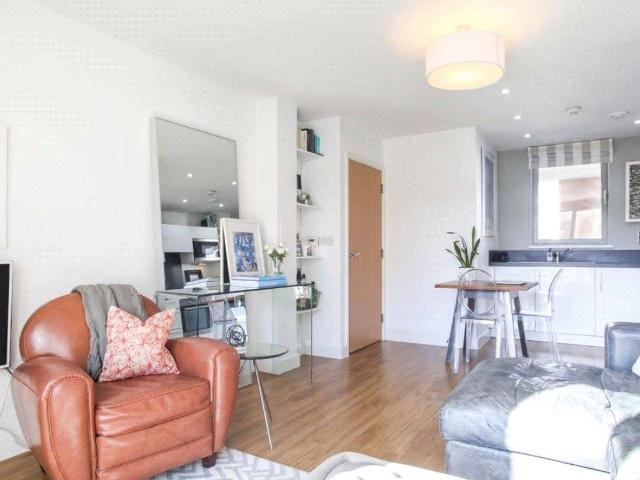 Apartment for rent in Waterside Park, Silvertown