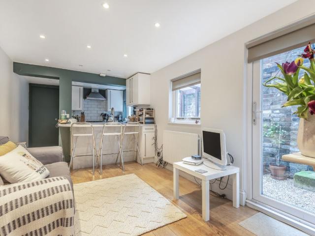 Apartment for rent in Oval, Greater London