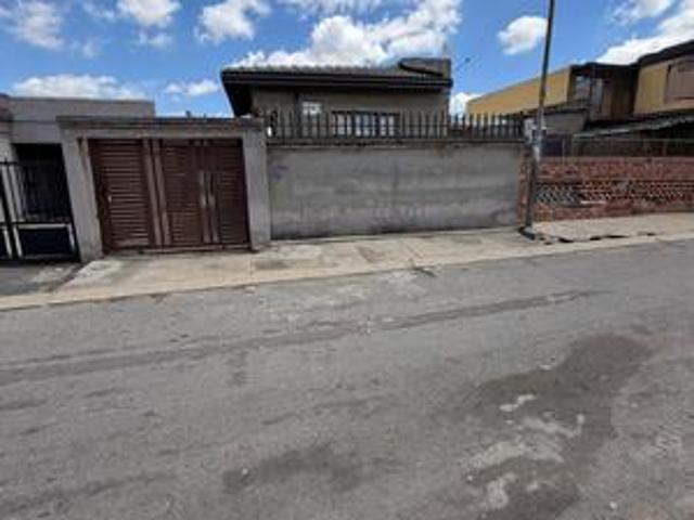 House for sale in Meadowlands East Zone 3, Soweto