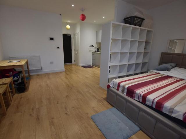 Studio for rent in Harmondsworth, Greater London