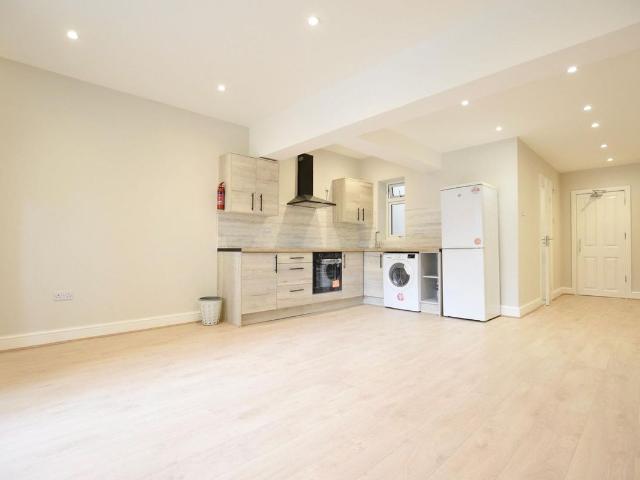 Apartment for rent in Manor Park, Greater London