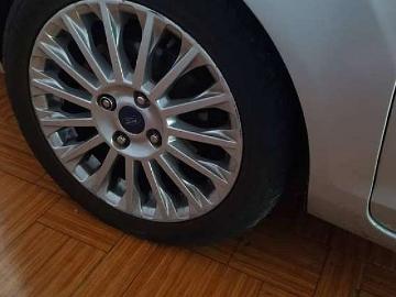 Ford fiesta 2015 gasolina carro en muy buen estado llantas nuevas