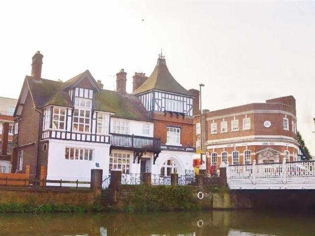 Apartment for rent in Brook Street, Bourne Vale