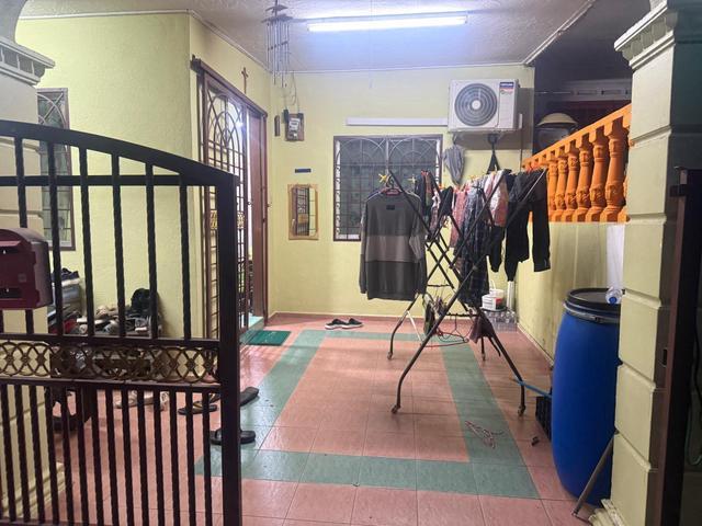 Terraced House for sale in Malaka