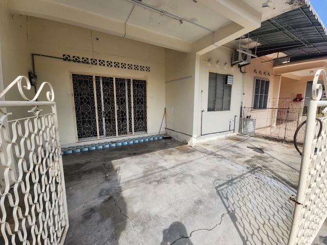 Terraced House for sale in Malaka