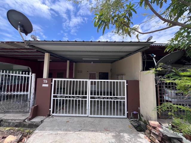 Terraced House for sale in Malaka