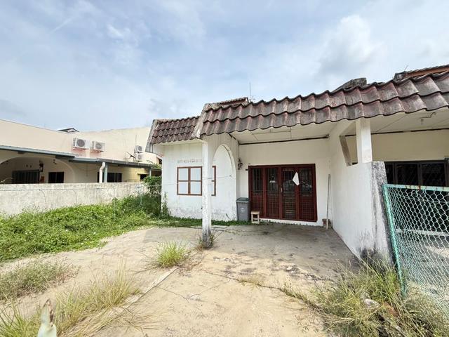 Terraced House for sale in Malaka