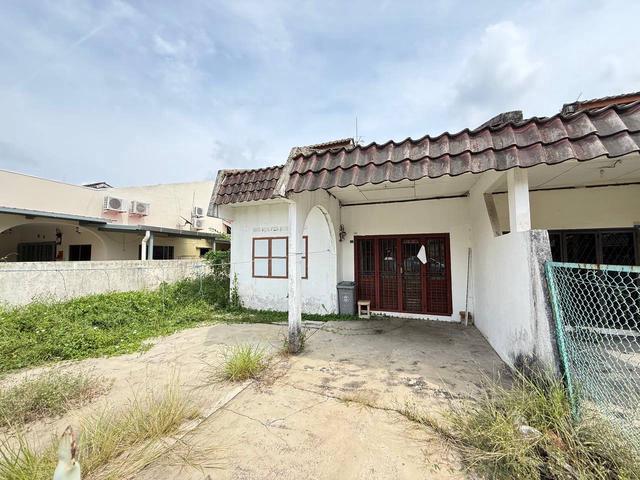 Terraced House for sale in Malaka