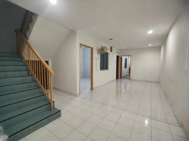 Terraced House for sale in Malaka