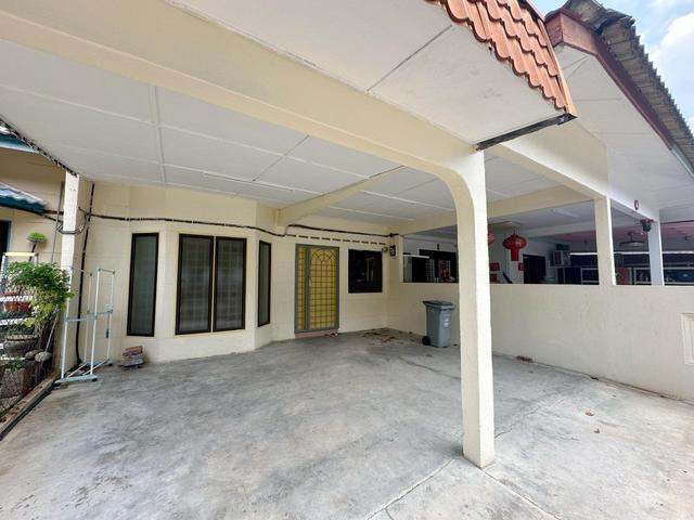 Terraced House for sale in Malaka