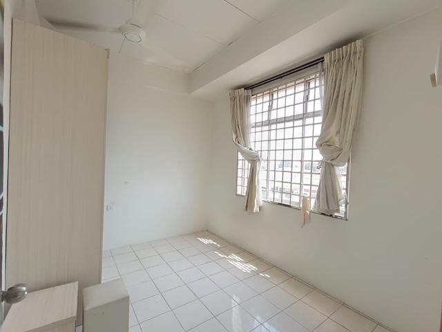 Flat for sale in Malaka