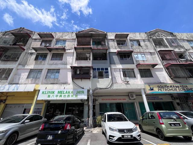 Flat for sale in Malaka