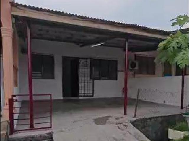 Terraced House for sale in Malaka