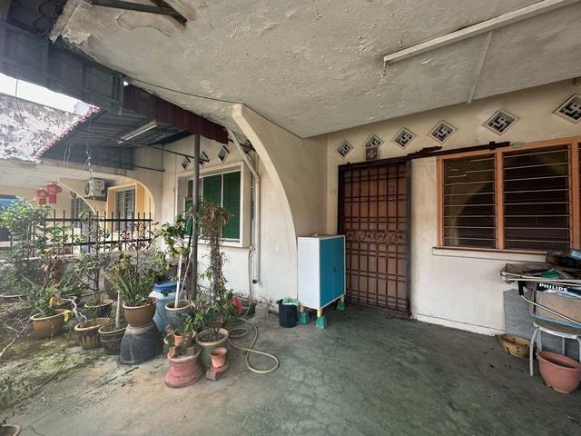 Terraced House for sale in Malaka
