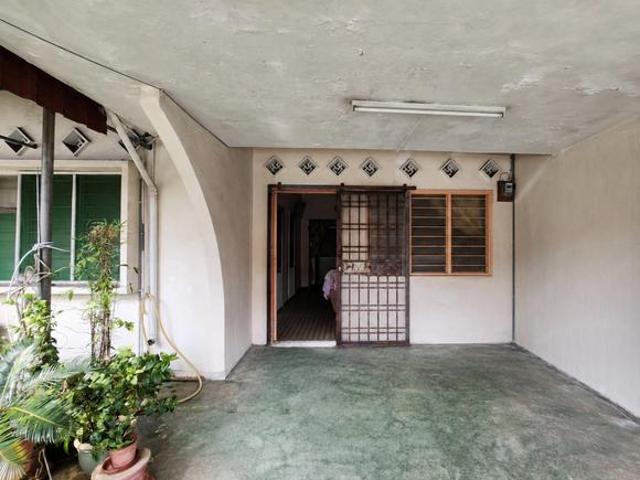 Terraced House for sale in Malaka