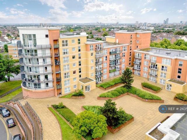 Apartment for rent in Newbury Park, Greater London