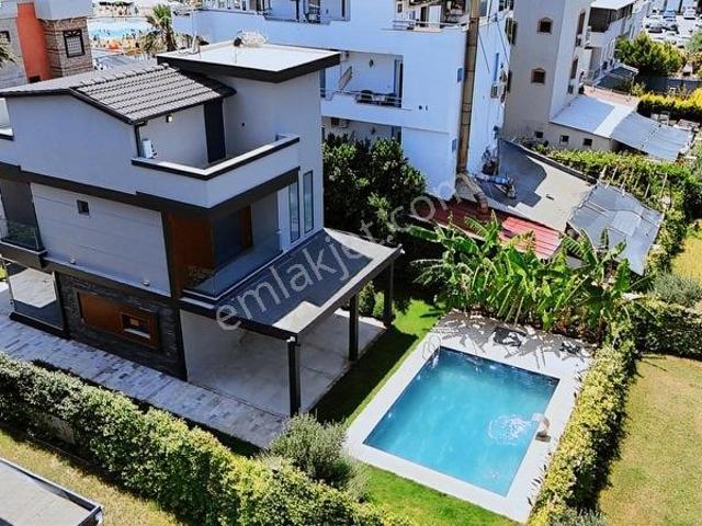 Gümüldür Atatürk Mahallesi, Menderes içerisinde satılık Villa