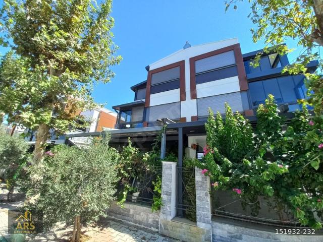 Gümüldür İnönü Mahallesi, Menderes içerisinde satılık Villa