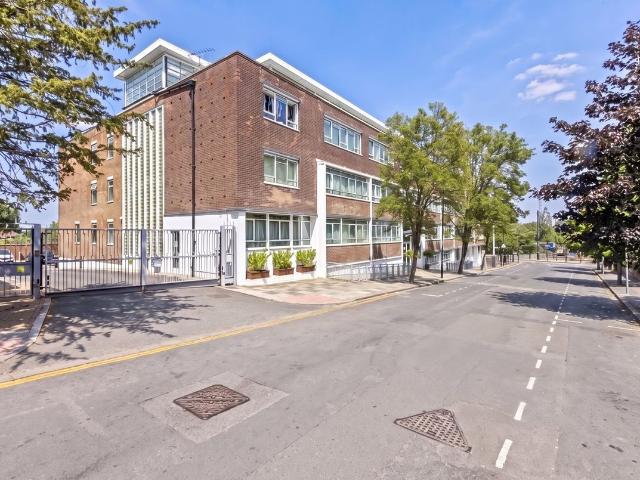 House for rent in London Borough of Ealing, Park Royal