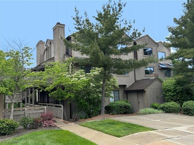 Condo for sale in Cuyahoga Falls