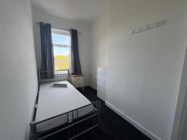 Room for rent in Garston, Calderstones