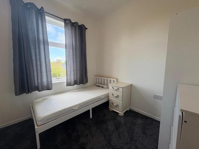 Room for rent in Garston, Calderstones