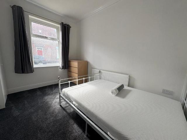 Room for rent in Garston, Calderstones