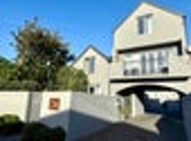 Townhouse for rent in Merivale, Canterbury