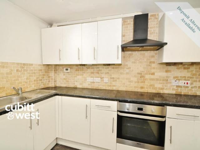 Apartment for rent in Roundshaw, Greater London