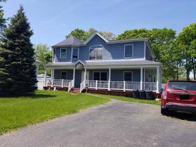 House for sale in East Islip