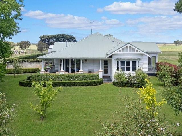 Cottage for sale in Tabor, Victoria