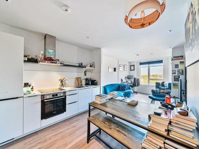 Apartment for rent in Little Stanmore, Greater London
