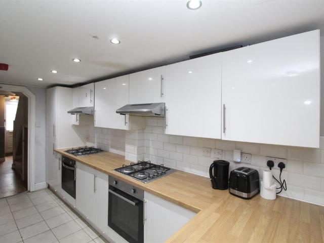 Room for rent in Falcon Lodge, Wales