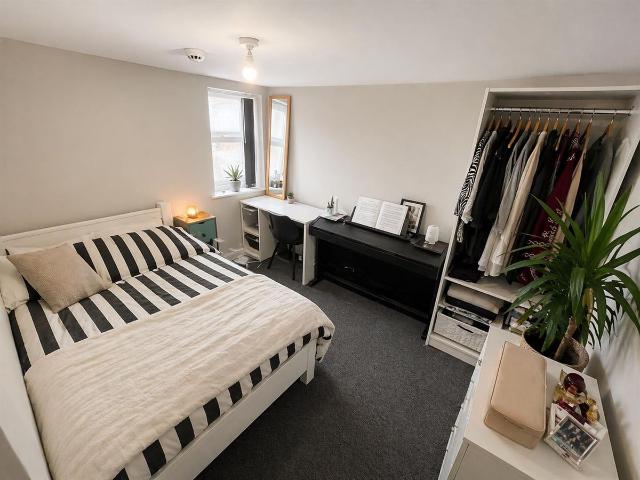 Room for rent in Falcon Lodge, Wales