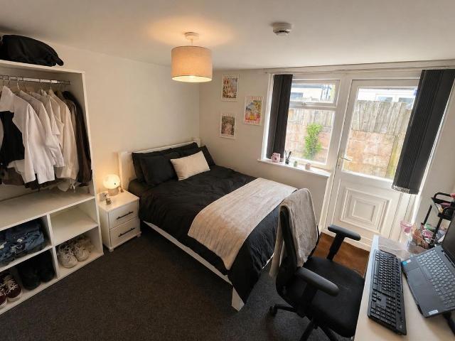 Room for rent in Falcon Lodge, Wales