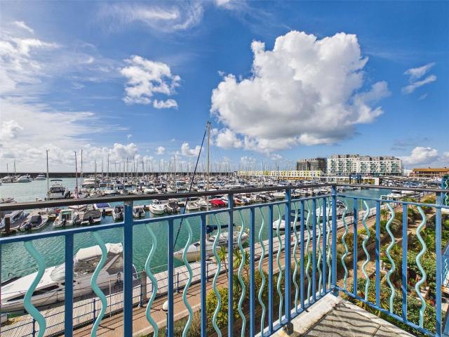 Apartment for rent in Roedean