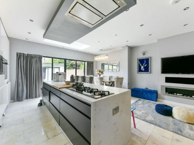 Apartment for rent in London Borough of Merton, Merton Park