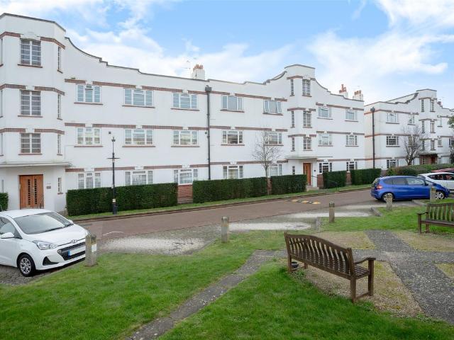 Apartment for rent in London Borough of Merton, Raynes Park