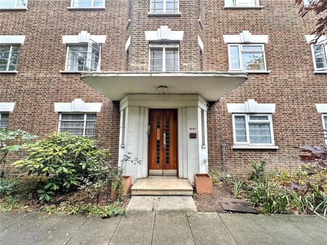 Apartment for rent in London Borough of Merton, Raynes Park