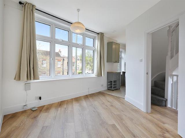 Apartment for rent in London Borough of Merton, Merton Park