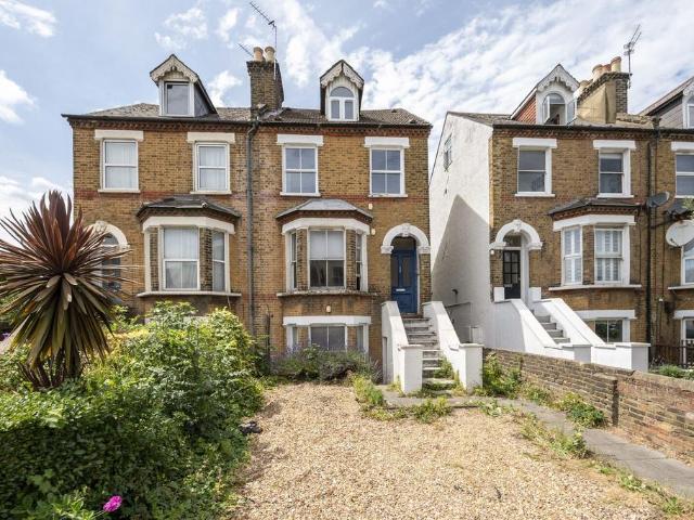 Apartment for rent in Southfields, Greater London
