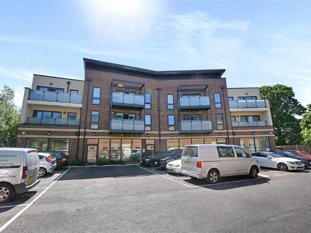 Apartment for rent in Northwood High Street, Greater London