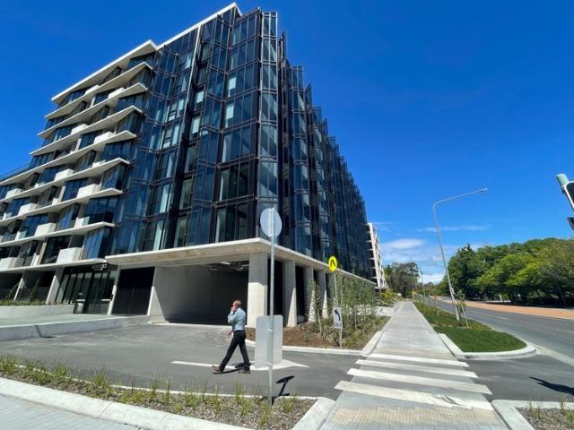 Showroom for rent in Reid