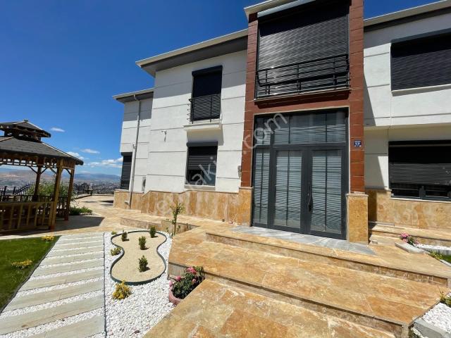 Elazığ Merkez içerisinde satılık Villa