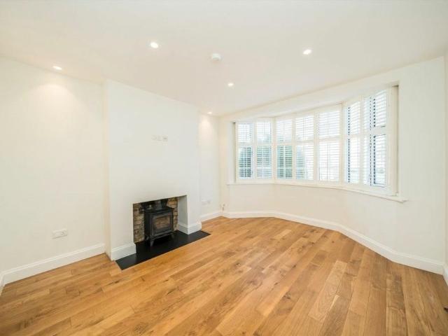 Apartment for rent in Strawberry Hill, Cat Hill