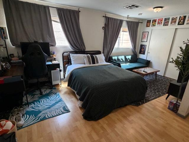 Room for rent in Canoga Park, California