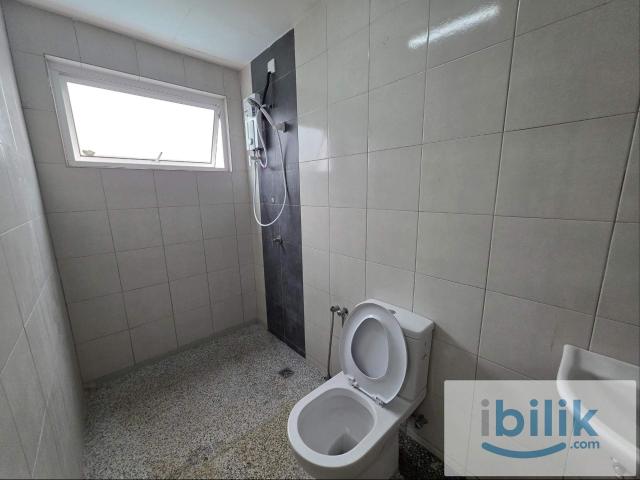 Room for rent in Petaling, Alam Impian