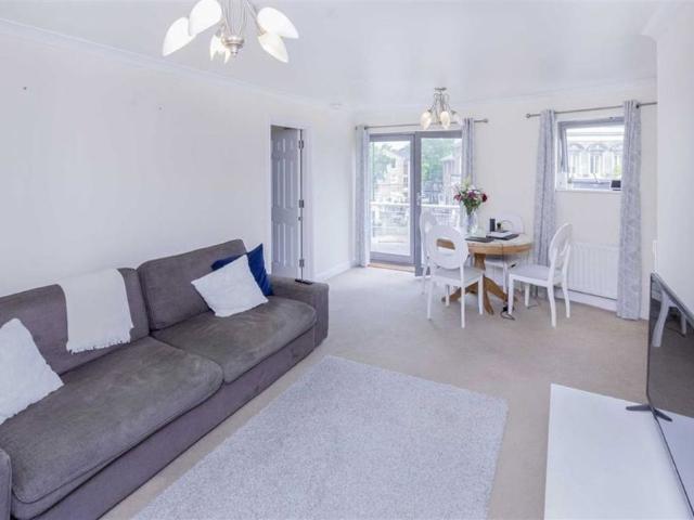 Apartment for rent in Hampton Hill, Greater London